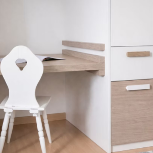 Détail mobilier bois et blanc chambre enfant esthétique sobre et fonctionnelle