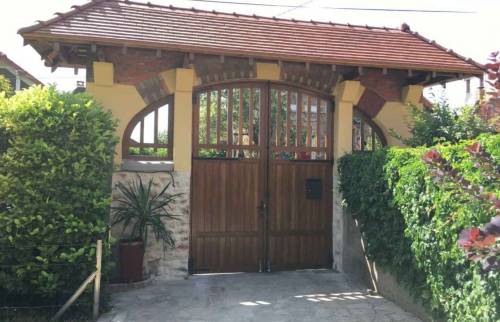 Portail vu du jardin à Boussy-Saint-Antoine (91800)