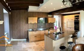 Cuisine amériacain en bois clair dans un chalet
