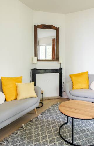 Un salon design avec canapé moderne et table basse en bois à Boulogne