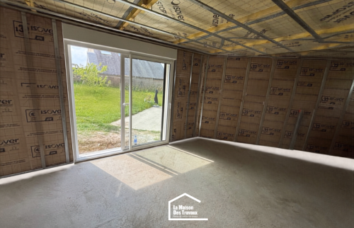 Extension de maison à Lanloup : création d’un nouvel espace lumineux pour une suite parentale avec chambre, dressing et salle de bain.