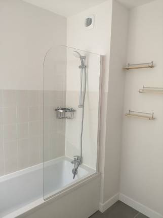 pose d'une douche combinée avec la baignoire dans un appartement rénové - Nantes 44