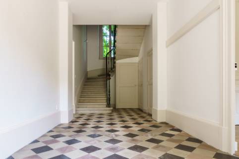Ecully (69130) : rénovation d'un escalier en pierre / le hall d'entrée