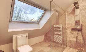 Rénovation de salle de bain avec travertin