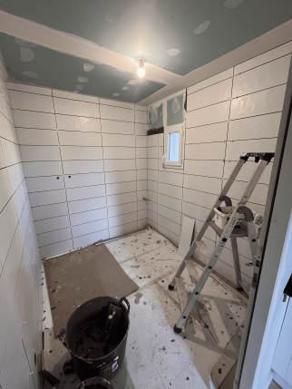 Travaux de rénovation de salle de bain en cours dans une résidence secondaire - Montélier 26120
