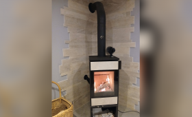Poêle à bois avec travertin