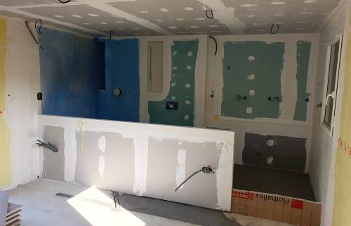 Travaux en cours pour cloisonner entre la chambre et la salle d ebain 