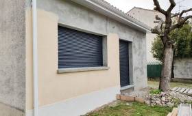 Ravalement de façade pavillon en résine projetée  et pose volets roulants motoriséssur Mitry-Mory (77290)