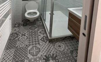 Salle de bain rénovée WC et douche
