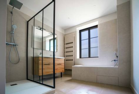 Ecully (69130) : rénovation complète d'une salle de bains avec baignoire, douche et meuble double vasque