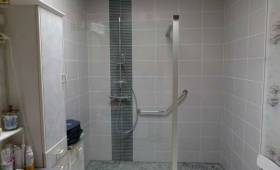 Création d'une salle de bains avec douche à l'italienne sous toit sur Alby-sur-chéran