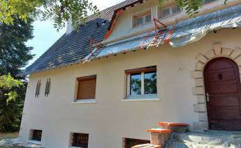 Façade avant en cours de rénovation