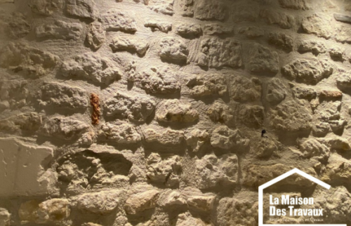 Jointement de pierre avec éclairage extérieur