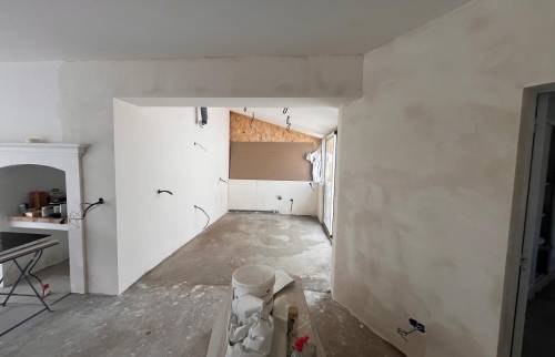 Ragréage du sol effectué en attendant les menuiseries