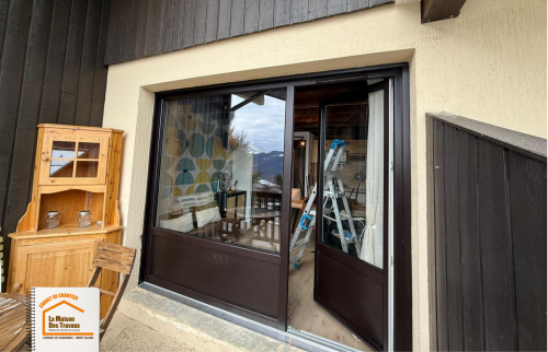 baie vitrée front de neige, fenêtre double vitrage montagne, rénovation appartement station ski, artisans locaux montagne, courtier en travaux sallanches