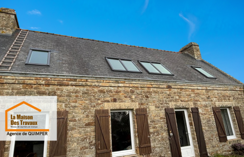 Rénovation de toiture à Tréguennec : Installation de nouvelles fenêtres de toit pour plus de luminosité et d’isolation. Projet réalisé par La Maison Des Travaux Quimper.