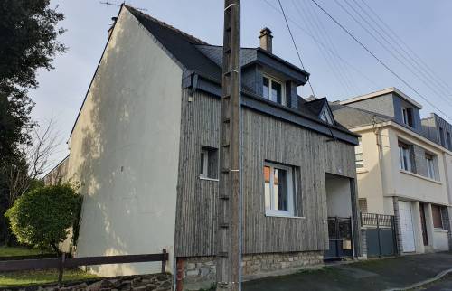 Maison terminée avec ITE et bardage bois pour une rénovation énergétique réussie