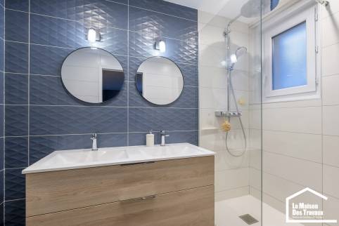 Salles d'eau en bleu, villa située dans les monts d'or