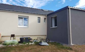 rénovation d'une maison blanche et grise