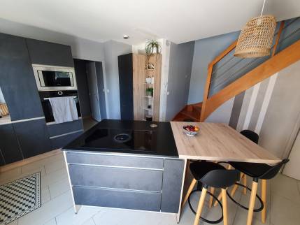 Rénovation de cuisine contemporaine avec îlot central à Pont-Péan