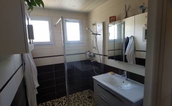 Vue d'ensemble de la salle de bain