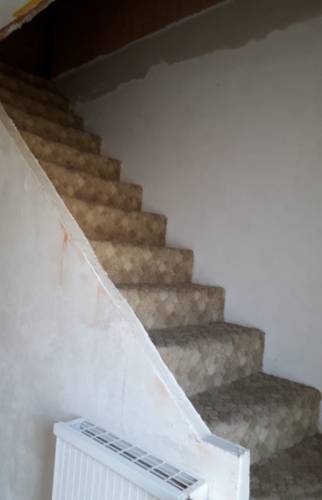 Moquette de l'escalier déposée et cloison ouverte