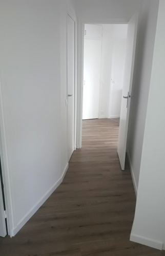 Sol PVC imitation parquet dans tout l'appartement