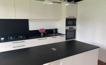 Cuisine noire et blanche La Maison des Travaux Rouen 