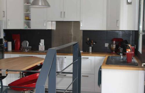 Rénovation d'une cuisine avec frangement entre le salon et la cuisine et accès par une passerelle, à Nantes (44)