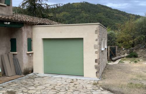 Menuiserie entrée garage ALU verte La Maison Des Travaux Ales