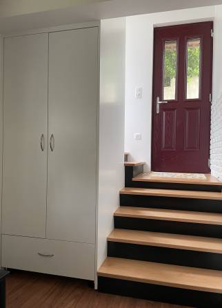 Penderie du grand meuble au départ de l'escalier (Essonne 91)