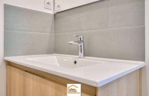 Lavabo et faïence dans une salle de bain rénovée