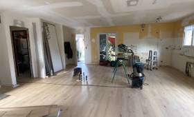  Nouveau revêtement de sol stratifié effet parquet dans une maison en rénovation - Montauban 82000