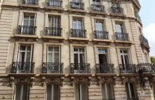 Ravaler la façade d'un immeuble à Paris étoile