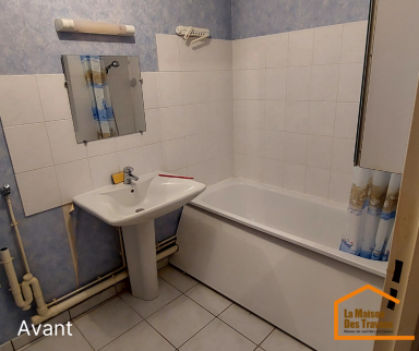 Salle de bain avec baignoire avant travaux