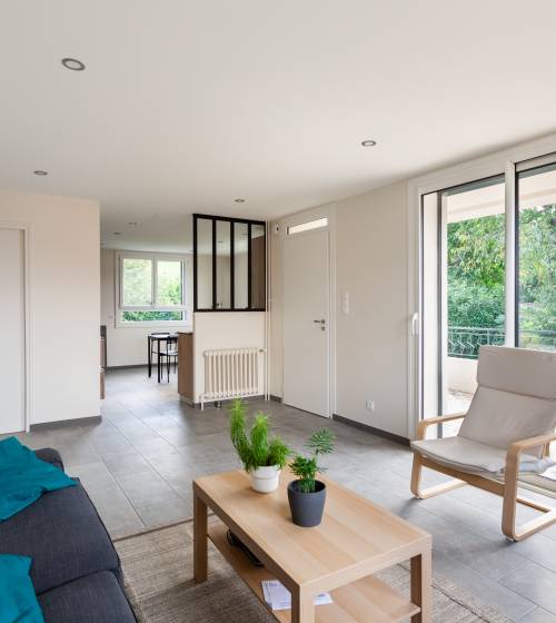 salon après les travaux, avec la verrière en arrière plan