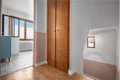 Placard aménagé sur le palier de l'escalier (Draveil)