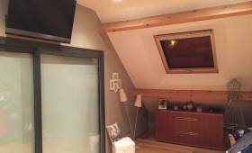 Chambre avec TV murale