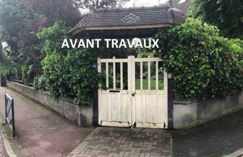 Ancien portail en bois décrépi (Montgeron 91230)