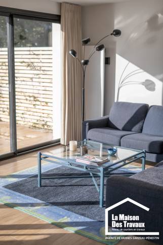 Coin repas et salon ouverts, pensés pour la convivialité familiale