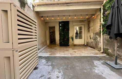 Cour intérieure rénovée terrasse travertin La Maison Des Travaux Nîmes