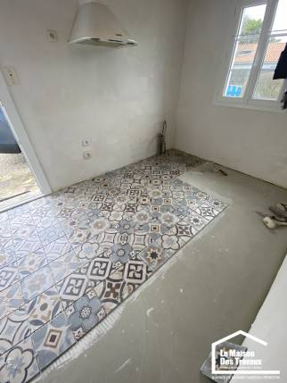 Pose d'un nouveau carrelage dans une cuisine