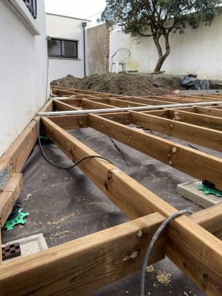 Travaux de pose de terrasse bois en cours - Montauban 82000