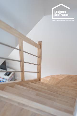 détail marches bois escalier dans maison rénovée