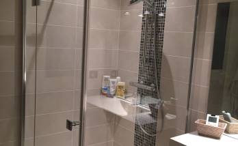 Douche cabine carrelée avec faïence décorative
