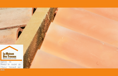 Pose de tuiles neuves et faîtage renforcé à Anet – rénovation partielle assurant durabilité et isolation optimale.