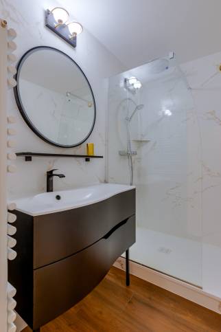 Fontaines Sur Saône (69270) : Rénovation complète d'une salle de bains avec l'alliance réussie du carrelage effet marbre et du noir