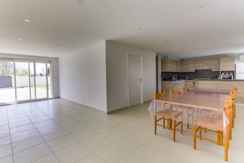 Rénovation complète d’une maison avec aménagement d’un garage transformé en séjour cuisine à Neuville sur Saône