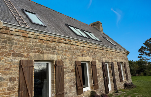 Maison rénovée à Tréguennec : Vue extérieure après l’installation des fenêtres de toit. Un projet de rénovation mené avec expertise par La Maison Des Travaux Quimper.