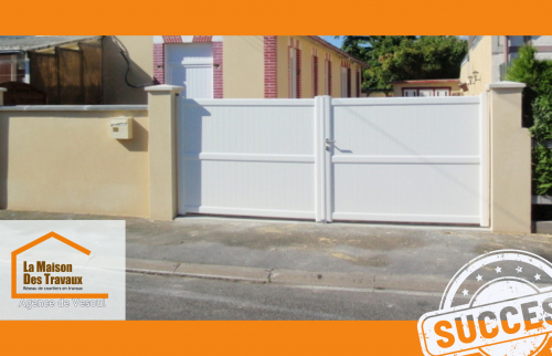 Installation d’un portail battant en PVC blanc à Vesoul : élégance, sécurité et durabilité pour sublimer l’entrée d’une maison.